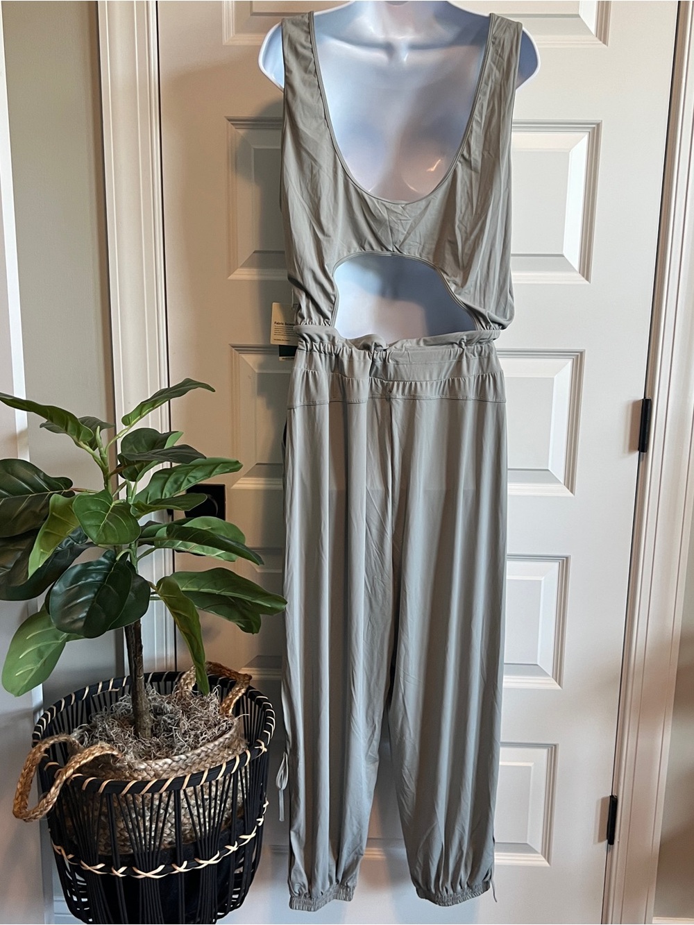 HALARA Jumpsuit Harem Leg Open Back XL NWT - Picture 2 of 15